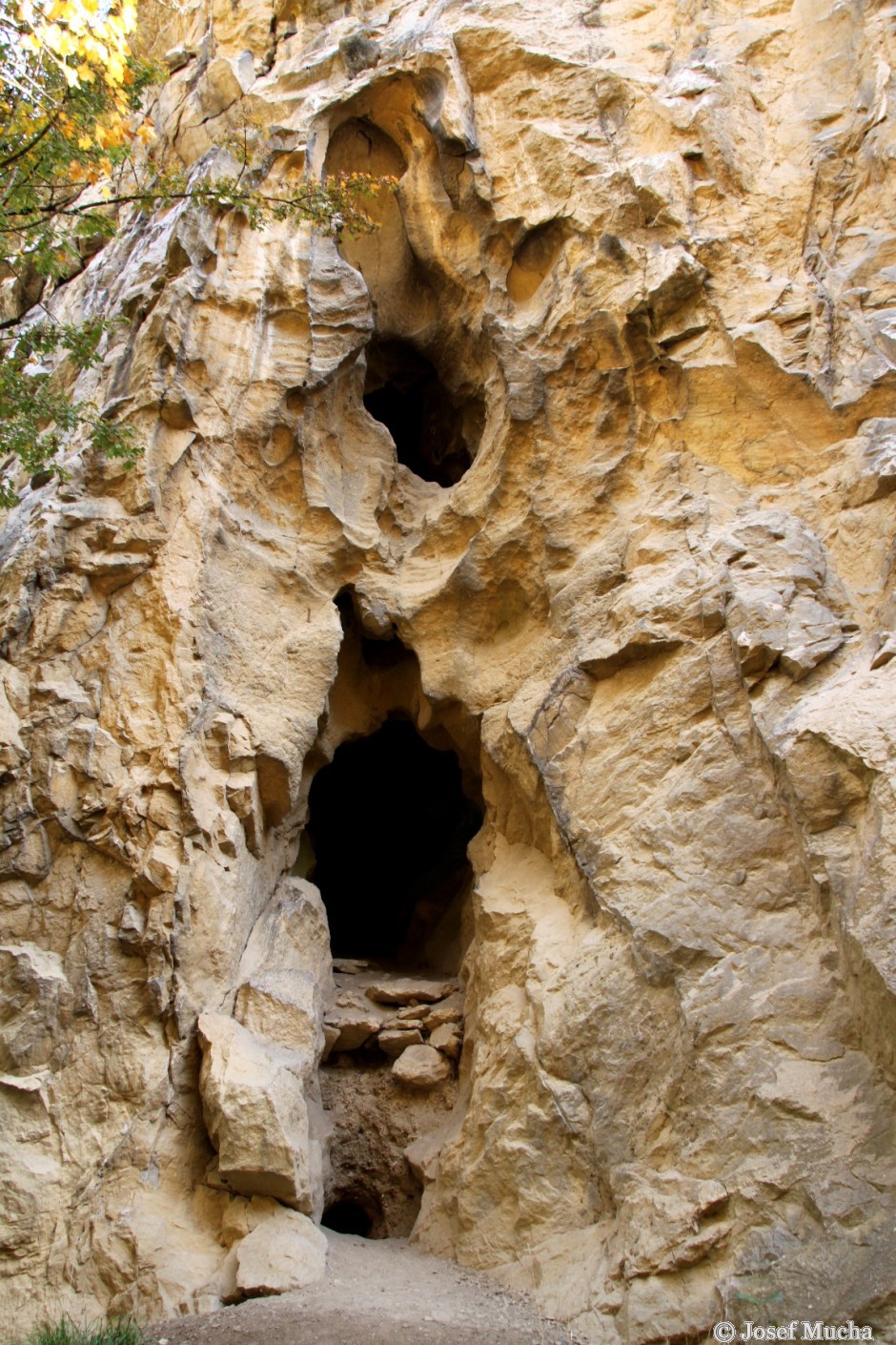 Lom Kobyly - Zalomená sluj - uvnitř jeskyně krasové struktury