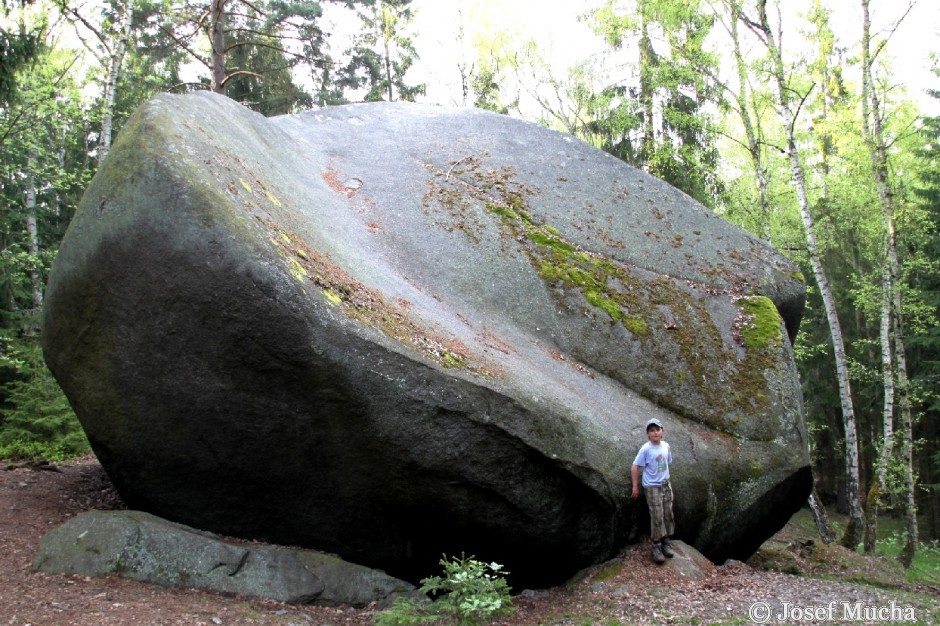 Bába - žulový balvan - průměr 12 m, výška 6 m