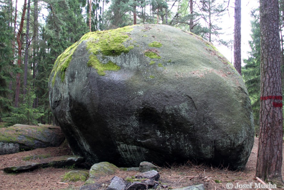 Dědek - žulový balvan 