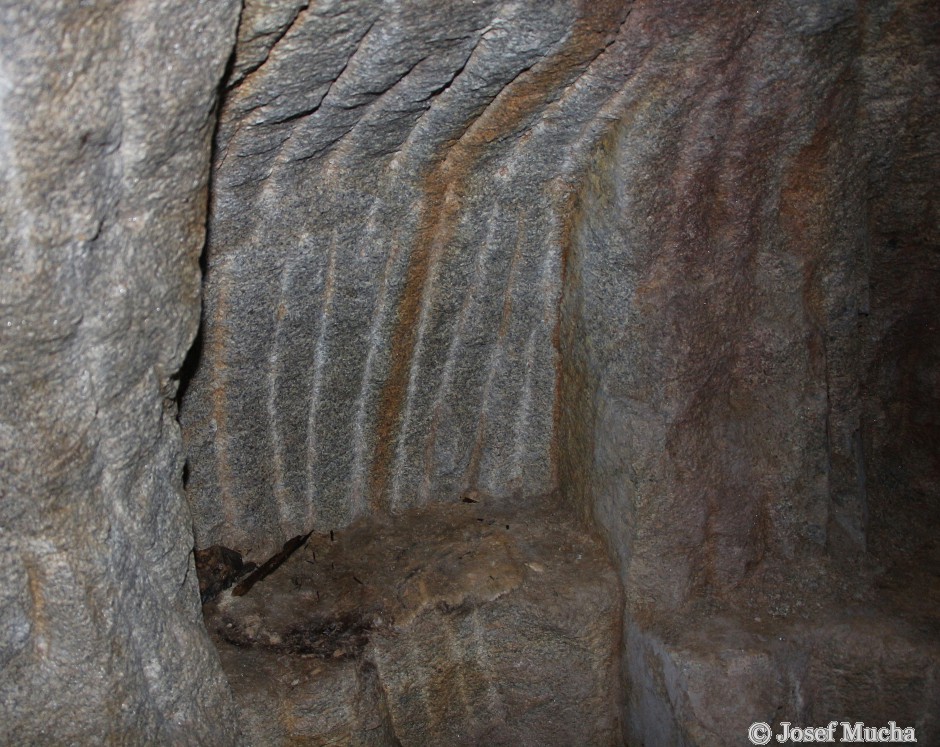 Důl Jeroným - stopy po mlátku na stěnách dolu ze 16. století