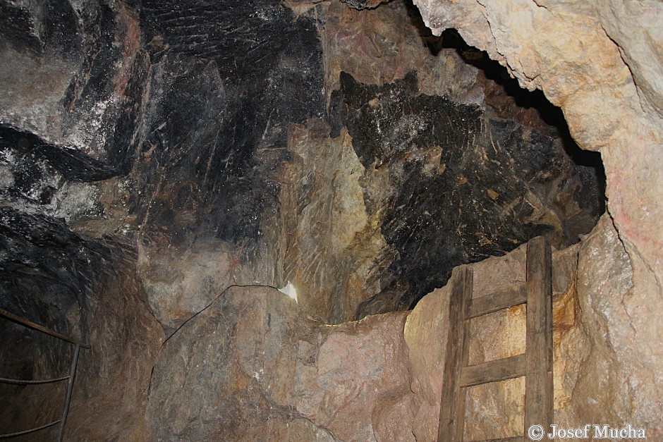 Důl Jeroným - strop pokrytý černými sazemi, metoda sázení ohněm