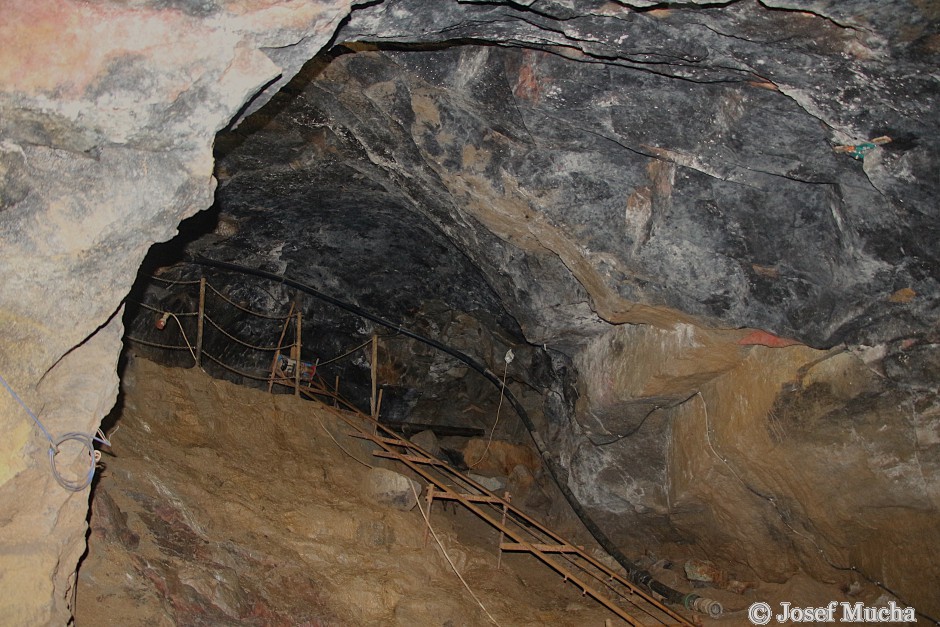 Důl Jeroným - metoda sázení ohněm, u paty stěny se rozdělá oheň, stěna se ohřeje, pak je vodou prudce zchlazena a praská