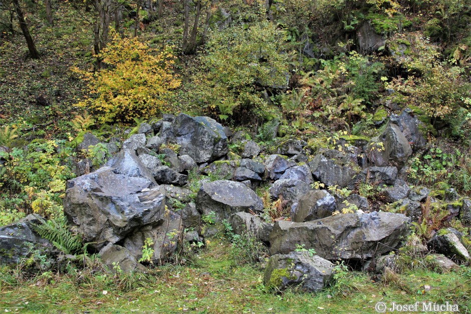 Podhorní vrch a maar Rájov - opuštěný lom - nepravidelný rozpad bazaltu - detail