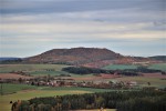 Zbraslavský vrch - pohled z vrcholu na stolovou Doubravický vrch - Kozelka, zachovalý lávový proud Zbraslavského vrchu