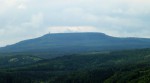 Děčínský Sněžník - pohled na stolovou horu Děčínský Sněžník s rozhlednou z Pravčické brány (16 km)