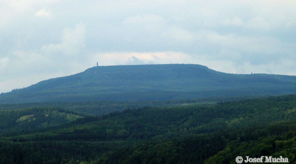 Děčínský Sněžník - pohled na stolovou horu Děčínský Sněžník s rozhlednou z Pravčické brány (16 km)