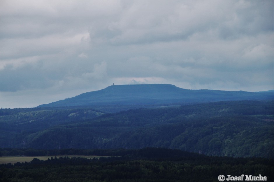 Pravčická brána - výhled na stolovou horu Děčínský Sněžník - cca 16,5 km