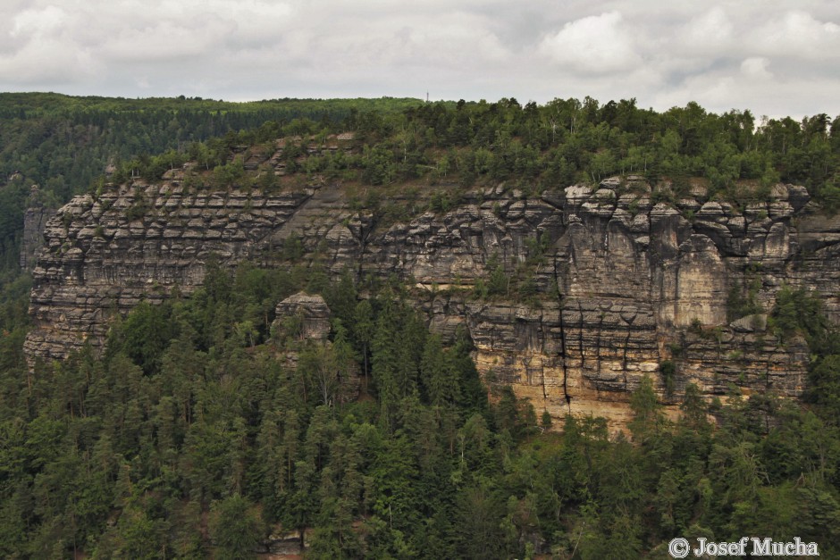 Pravčická brána - okolní pískovcové masívy - mocnost sedimentů 350 až 420 m