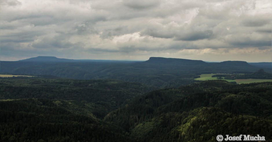 Pravčická brána - výhled na stolovou horu Děčínský Sněžník - cca 16,5 km a stolové hory v Německu cca 9 km