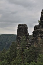 Pravčická brána -  výhled na skalní pískovcovou věž v okolí Pravčické brány