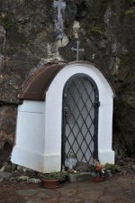 Čertovo břemeno - skalní hřbet ze silicitu  - kaplička je zasvěcena Panně Marii