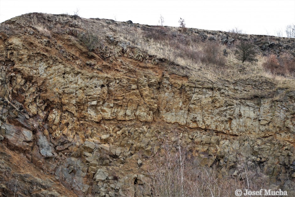 Vinařická hora -  pohled na hlavní stěnu lomu - světlá vrstva pyroklastik s xenolity 