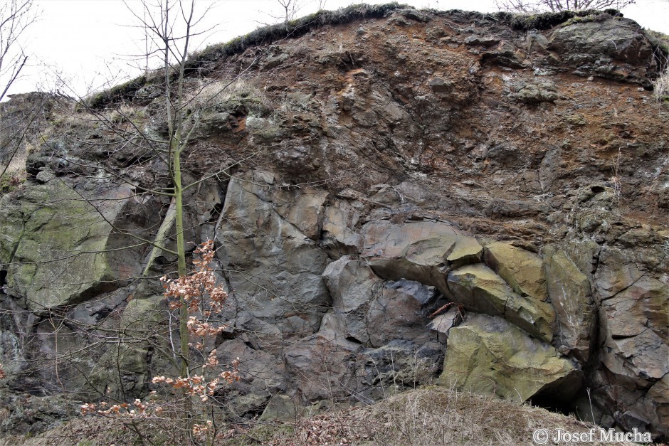 Vinařická hora - vrstva čediče a nahoře vrstva pyroklastik