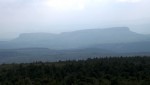 Děčínský Sněžník - rozhledna, pohled do mlhy na okolní stolové hory