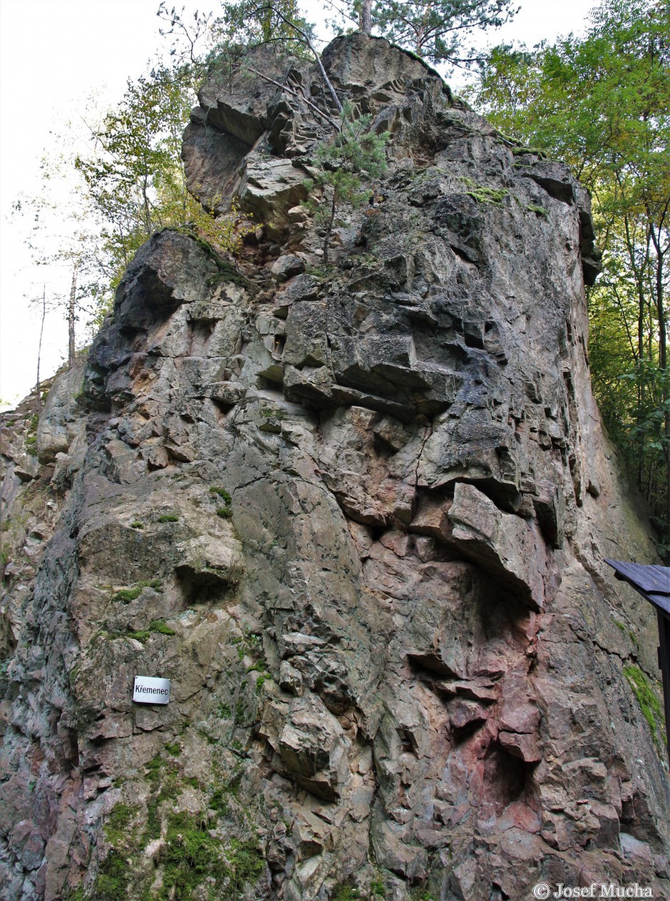 Lom Brloh - Lom u dvou moří - ordovická křemencová skála vznikla silicifikací pískovcových sedimentů