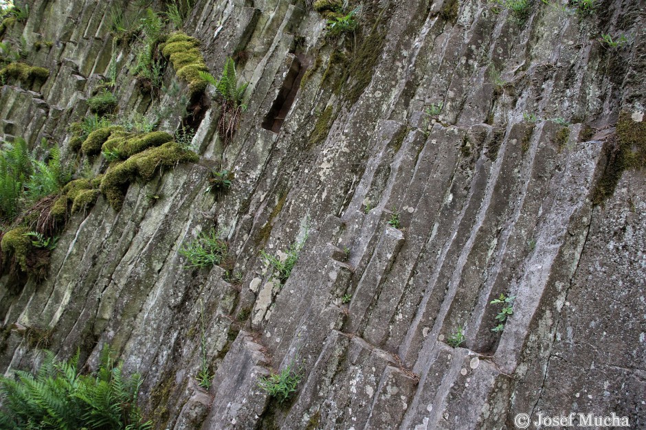 Rotavské varhany - detail sloupcovité odlučnosti - stáří vulkanické horniny 15 mil. let