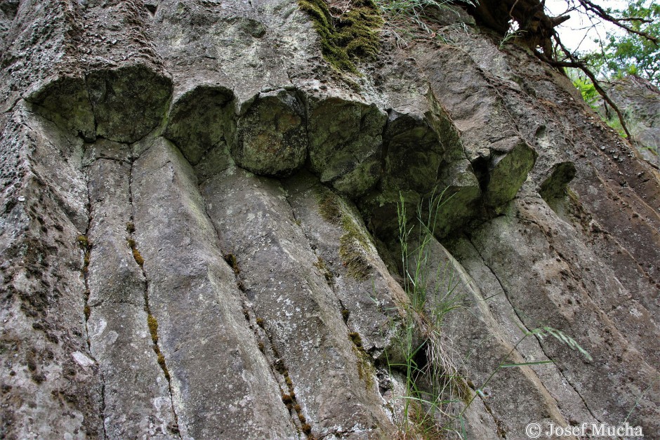 Rotavské varhany - detail šestibokých hranolů sloupcovité odlučnosti