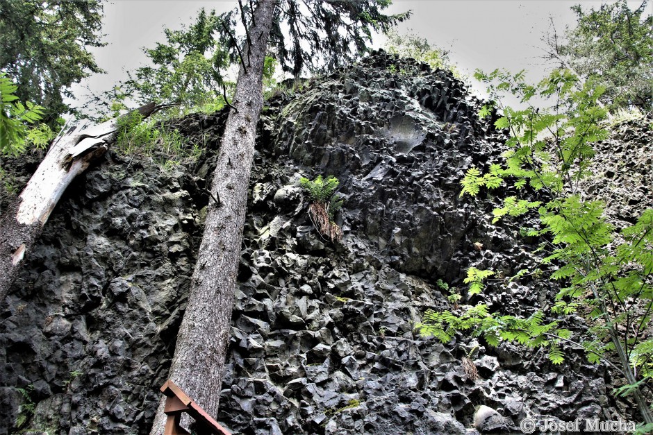 Rotavské varhany - západní stěna Skalky - detail -  láva vyplnila skalní rozsedlinu (nesouvisí z vulkanismem varhan) 