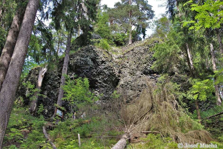 Rotavské varhany - západní stěna Skalky - láva vyplnila skalní rozsedlinu (nesouvisí z vulkanismem varhan) 