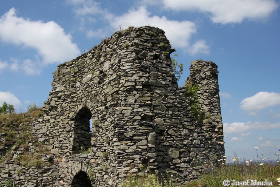 Tolštejn u Jiřetína pod Jedlovou - hrad na zemské stezce do Lužice