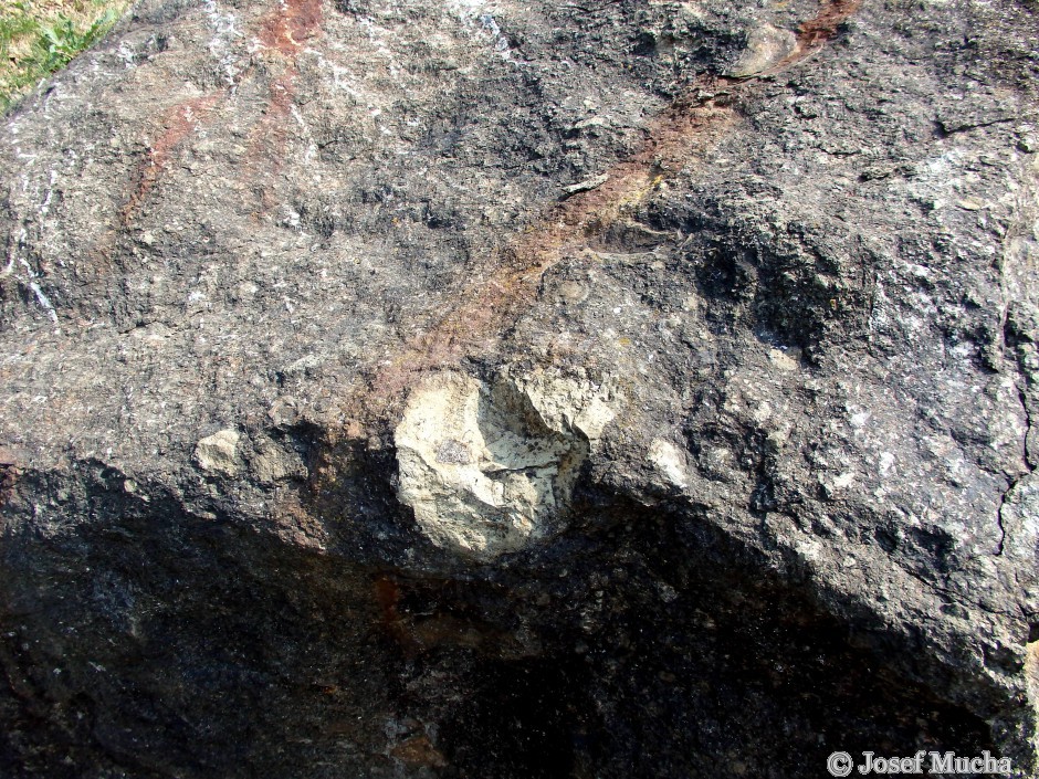 Otmíčská hora - xenolity - výplň diatrémy (přívodního kanálu)