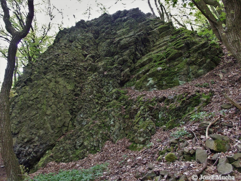 Hrádek Oltářík - skalní masív sodalitického tefritu - nepravidelná sloupcová odlučnost na úpatí kopce