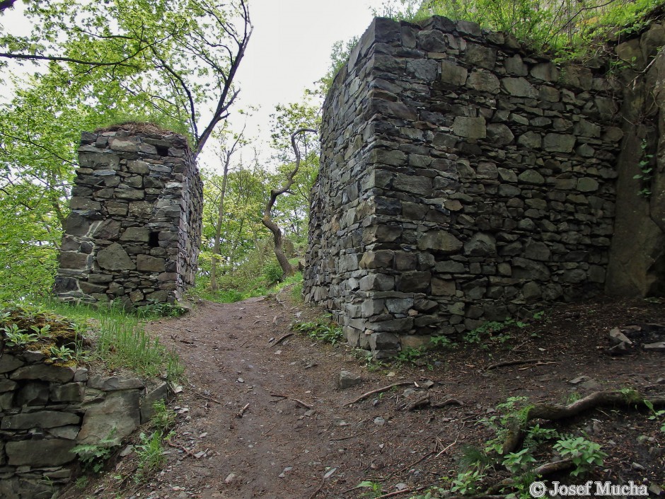 Hrádek Oltářík - zbytky věžovité brány na severní straně hrádku