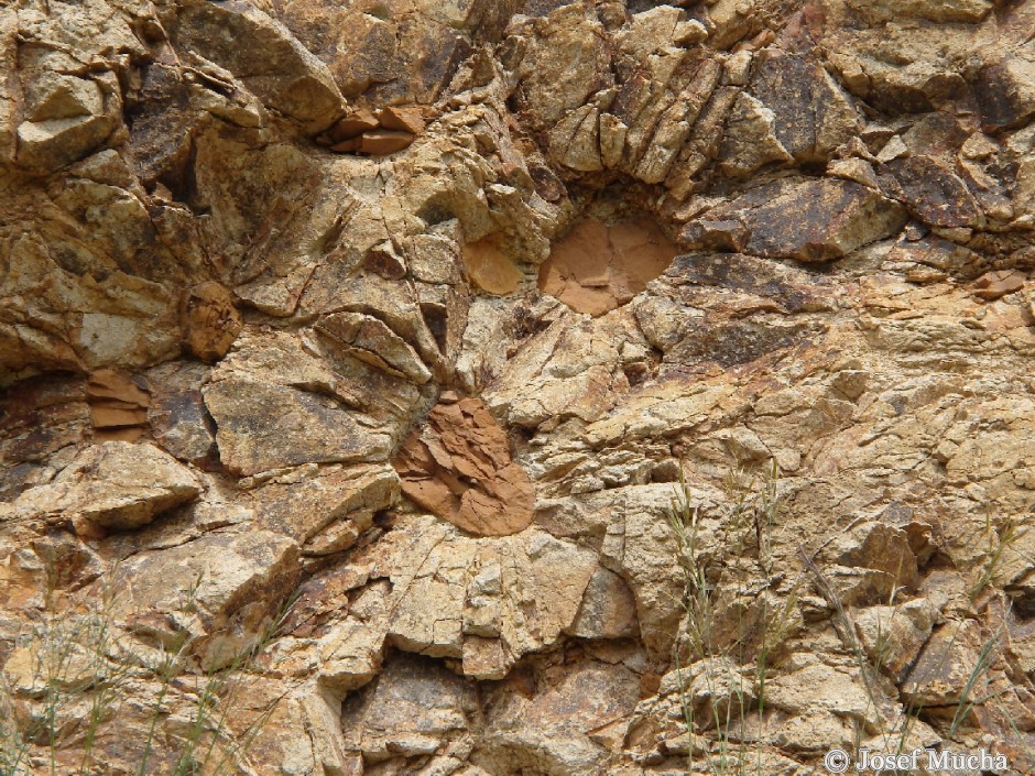 Kamenná slunce u Hnojnic - vrcholová část původního maaru byla o cca 200 až 300 m výše a měkké horniny byly erodovány a odneseny