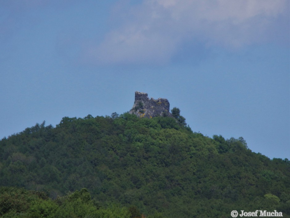 Hrádek Oltářík - celkový pohled z obce Leská (3 km)