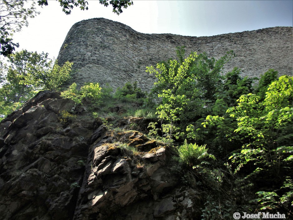 Tolštejn u Jiřetína pod Jedlovou - znělcová (fonolitová) skála tvoří skalní podklad hradních zdí