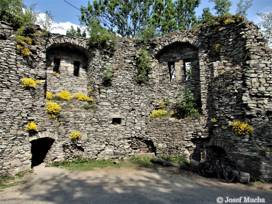 Tolštejn u Jiřetína pod Jedlovou - hradní paláce