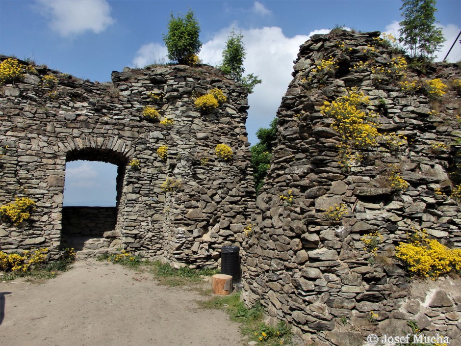 Tolštejn u Jiřetína pod Jedlovou - hradní paláce