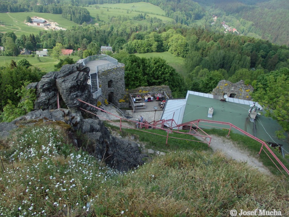 Tolštejn u Jiřetína pod Jedlovou - pohled z vyhlídky na hrad a restauraci
