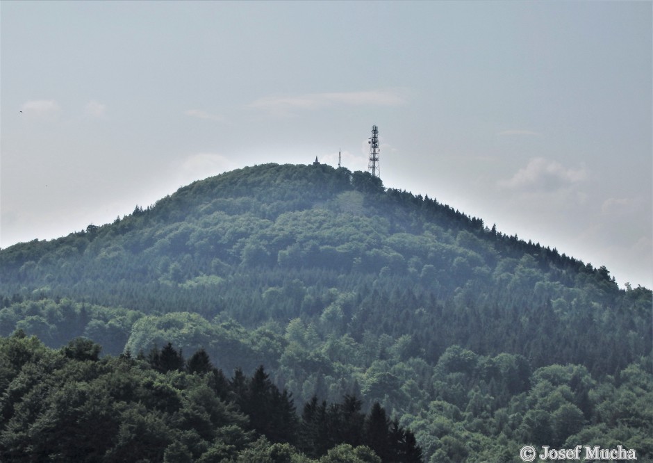 Tolštejn u Jiřetína pod Jedlovou - pohled na sousední vrch Jedlová