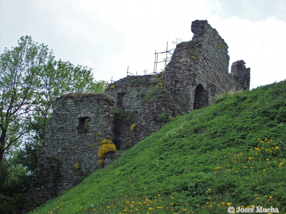 Tolštejn u Jiřetína pod Jedlovou - hradní palác s věží