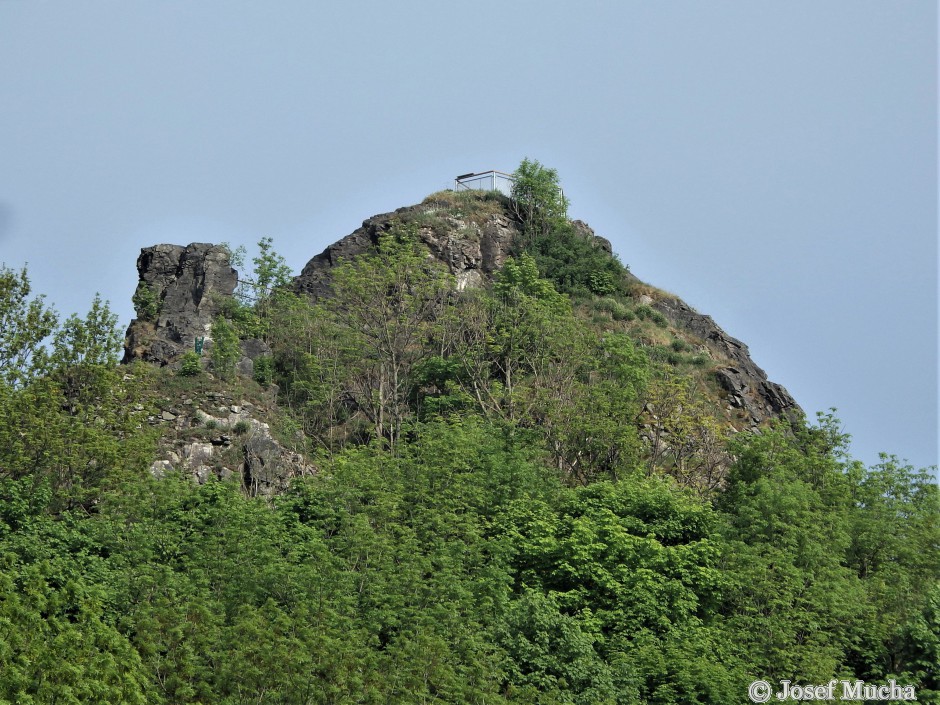 Tolštejn u Jiřetína pod Jedlovou - pohled na znělcový (fonolitový) vrch s vyhlídkou