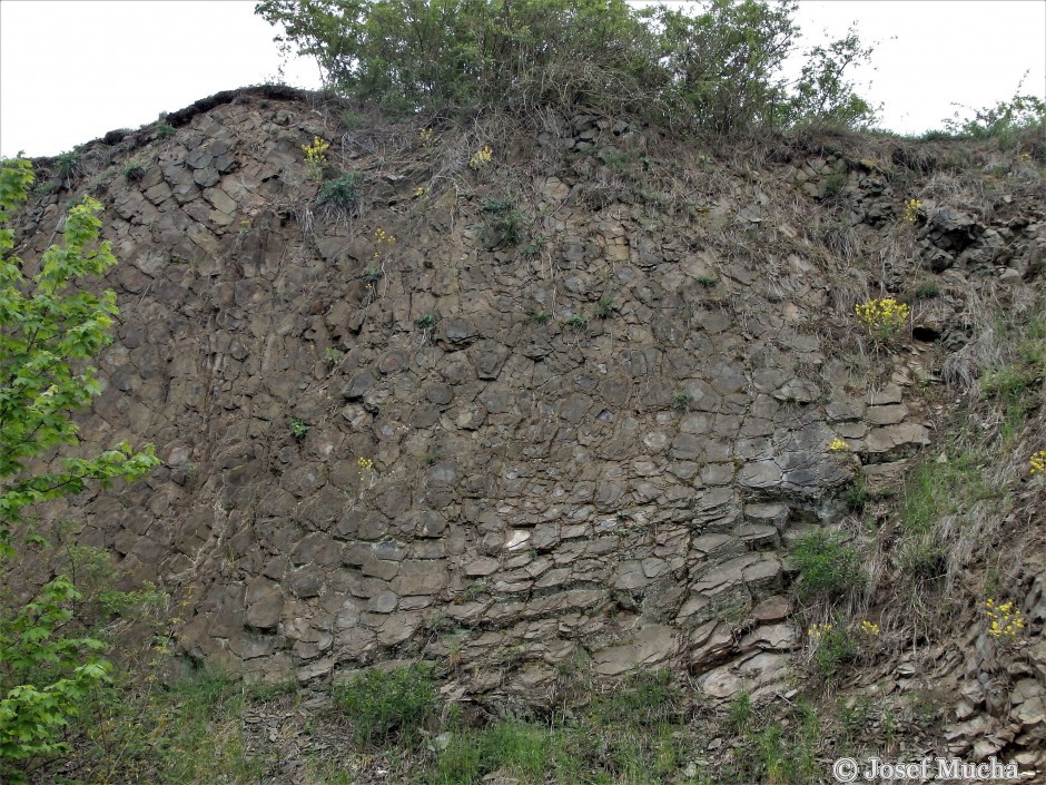 Těšetice - lom - sloupcová odlučnost s příčným rozpukáním v řezu - detail