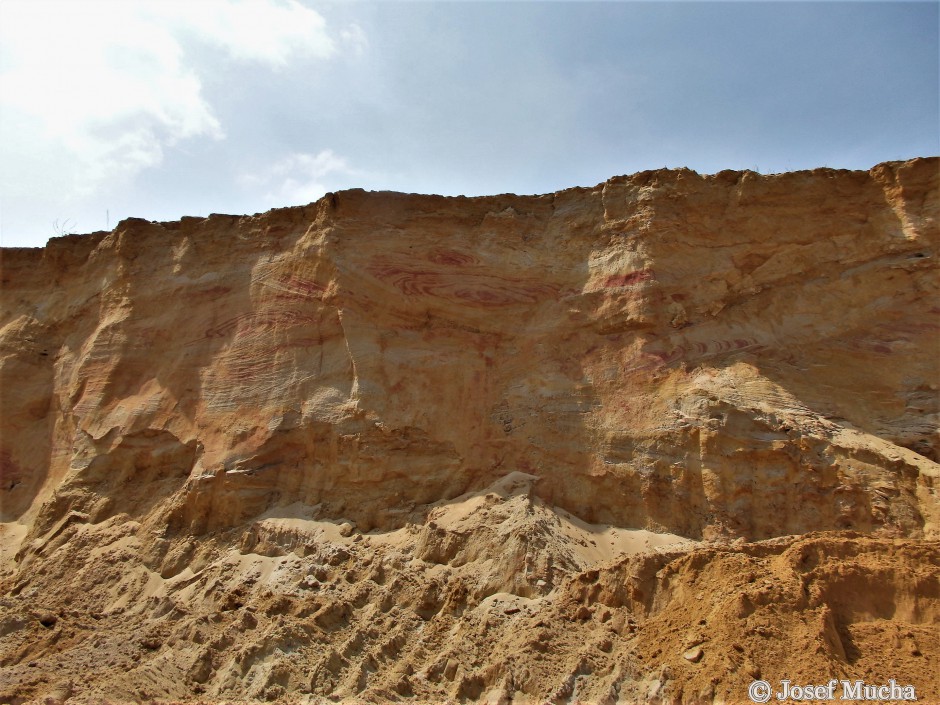 PíPískovna Běleč u Karlštejna - třetihorní (miocén 23 - 5 mil.let) vrstvy písků a jílů s příměsí sloučenin železa - barva do červenohněda