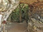 Aksamitova brána - v zadní části údajně "propadlý strop jeskyně", ale pravděpodobněji se jedná o krasově  rozšířenou puklinu v žíle čistého kalcitu