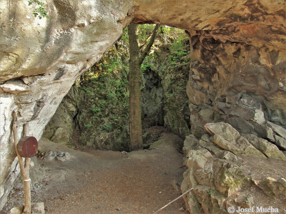 Aksamitova brána - v zadní části údajně "propadlý strop jeskyně", ale pravděpodobněji se jedná o krasově  rozšířenou puklinu v žíle čistého kalcitu