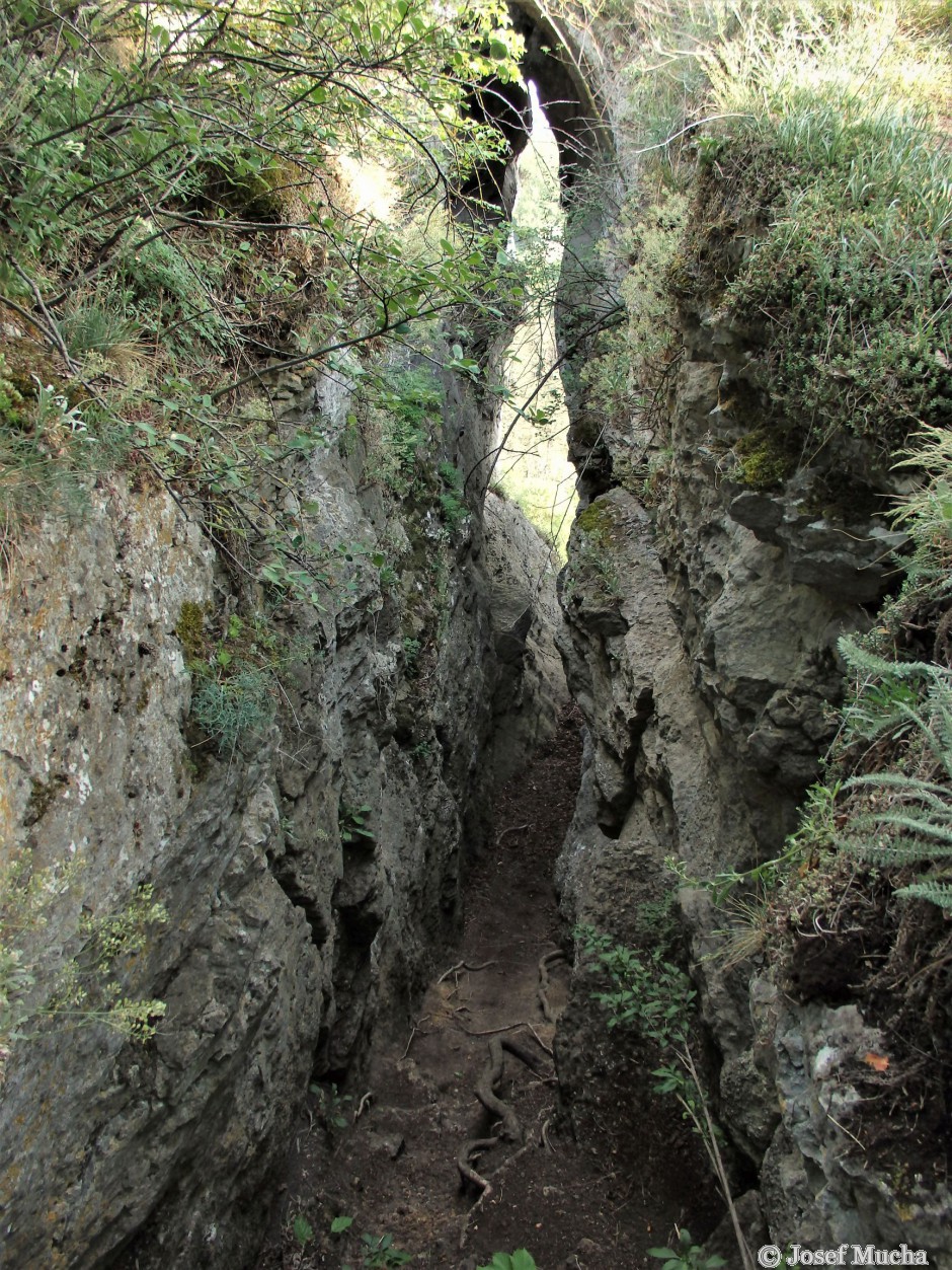 Jelínkův most - dvojitý skalní most, překlenující 9m hlubokou a cca 1 m širokou skalní rozsedlinu, která vznikla na kalcitové žíle zkrasovatěním
