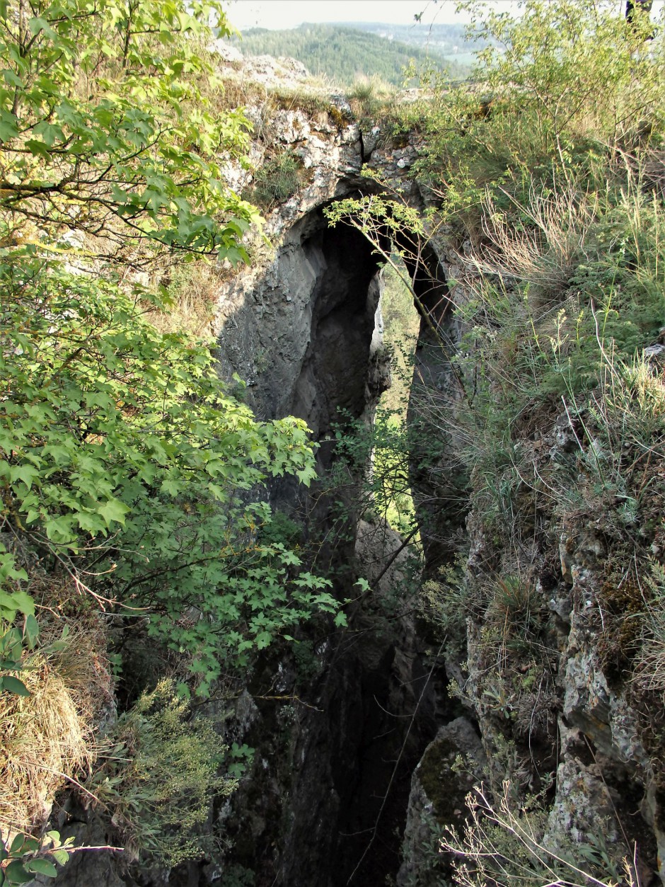 Jelínkův most - dvojitý skalní most, překlenující 9m hlubokou a cca 1 m širokou skalní rozsedlinu, která vznikla na kalcitové žíle zkrasovatěním. 