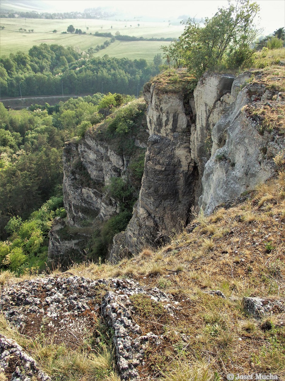 Kotýz - vysoké vápencové stěny masivu Kotýz