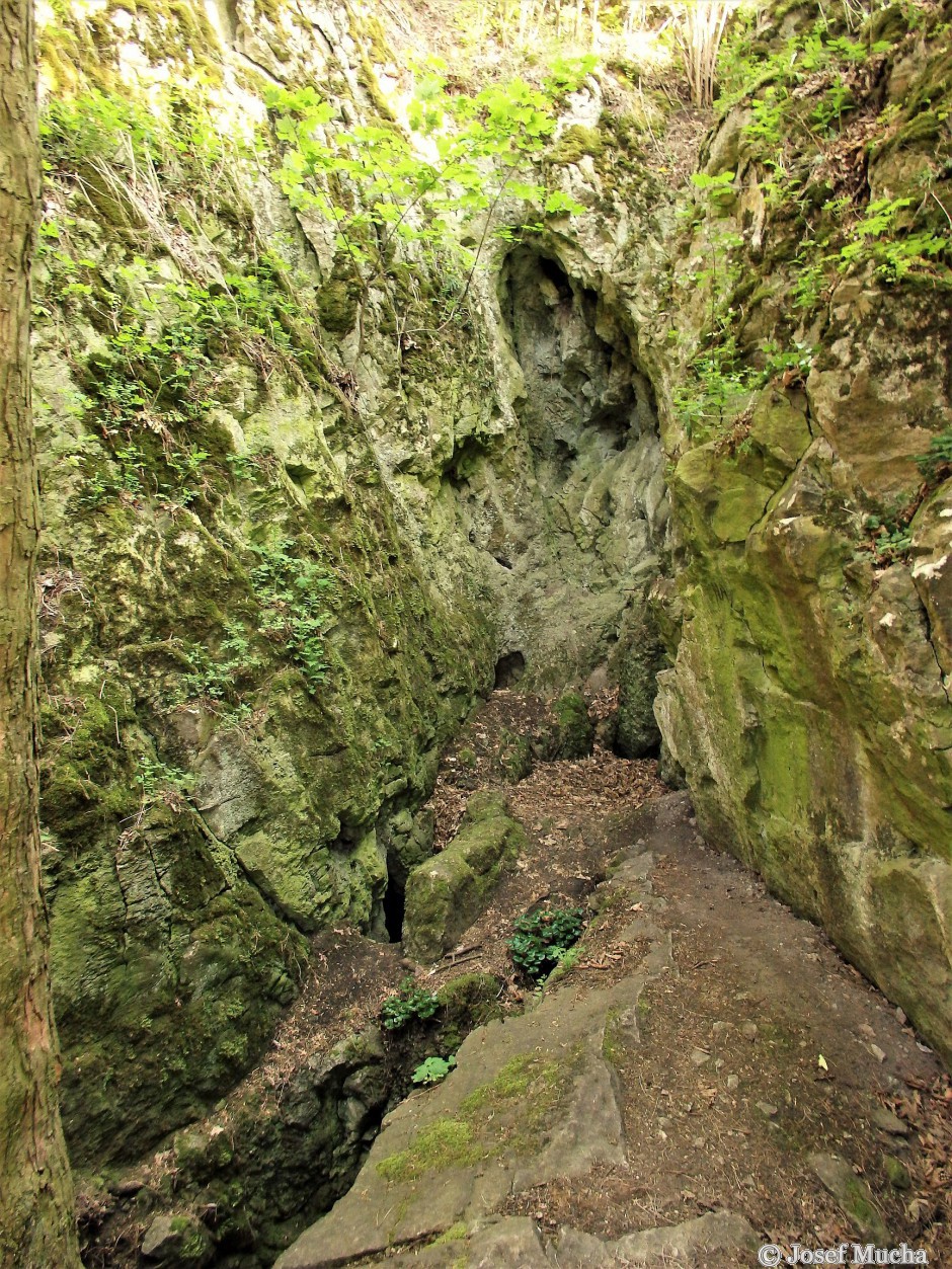 Aksamitova brána - v zadní části na dně Axamitovy brány je propasťovitá jeskyně Ve Vratech dlouhá 16 m 