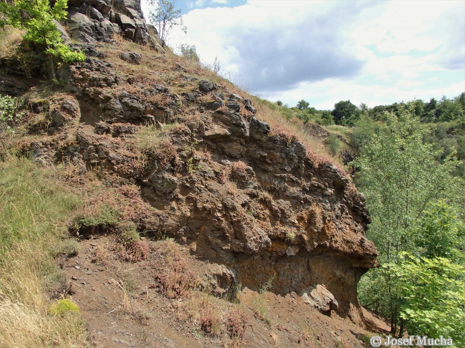 Vinařická hora - vrstva pyroklastik, v horní části čedič