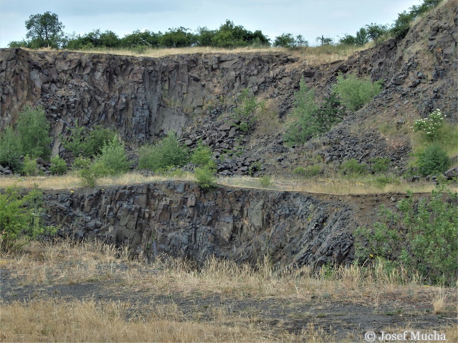 Vinařická hora - dvě těžební patra východního lomu - lom pravděpodobně vznikl v bývalém maaru vyplněném lávovými proudy následných erupcí