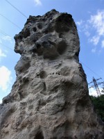 Podlešínská skalní jehla - na skalním útvaru jsou vidět hrubozrnější polohy a šikmé uložení vrstev