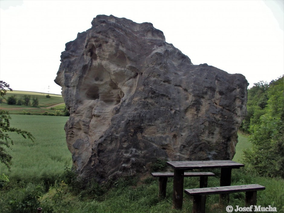 Podlešínská skalní jehla - materiálem skalní věže je karbonský arkózový pískovec a slepenec