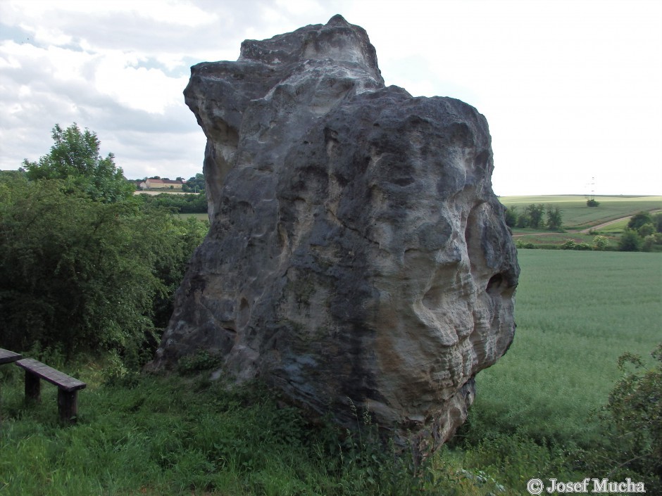 Podlešínská skalní jehla - útvar se nachází v rozsáhlém údolí