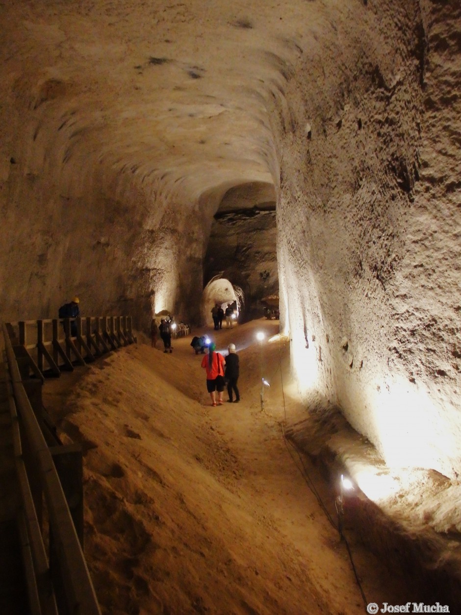 Kaolínový důl Nevřeň - hlavní chodba vysoká až 12 metrů, v současnosti je částečně zanesená, původní výška až 18 m
